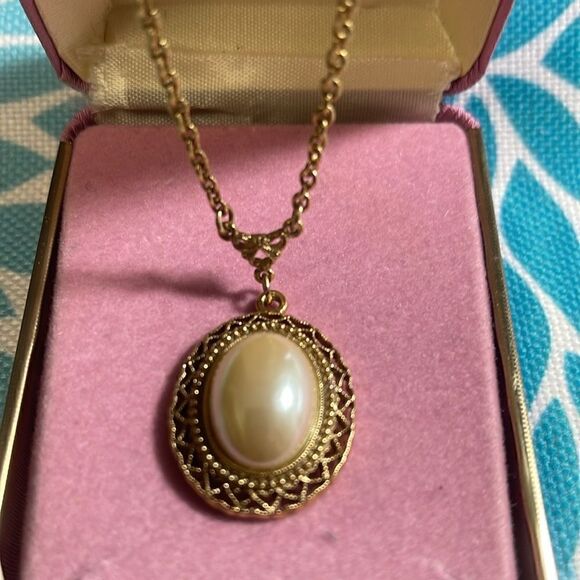 Gorgeous Vintage 1928 Gold Tone Oval Faux Pearl Pendant Necklace - Picture 3 of 7